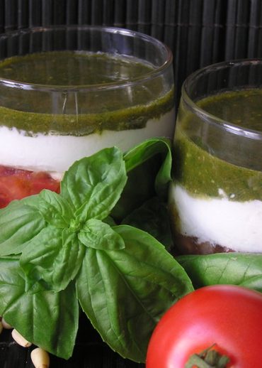 Verrines tricolore de tomates mozzarella et basilic
