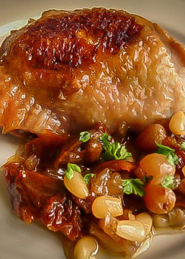 Ma recette de poulet à la Samothrace, aux raisins secs et aux pignons de pin confits