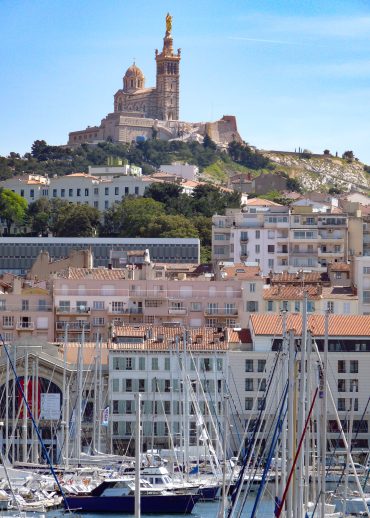 Basilique Notre Dame de la Garde, la Bonne Mère, à Marseille, vue du Vieux Port