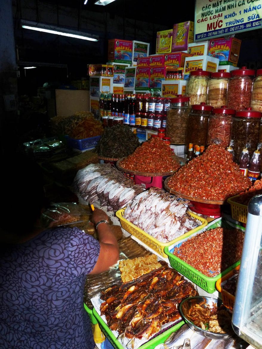 Etales de poissons et crevettes séchés au marché de Phan Thiet
