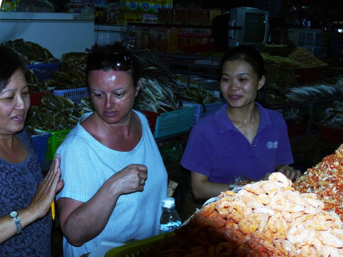 Anne Reverdy et les vendeuses du marché de Phan Thiet