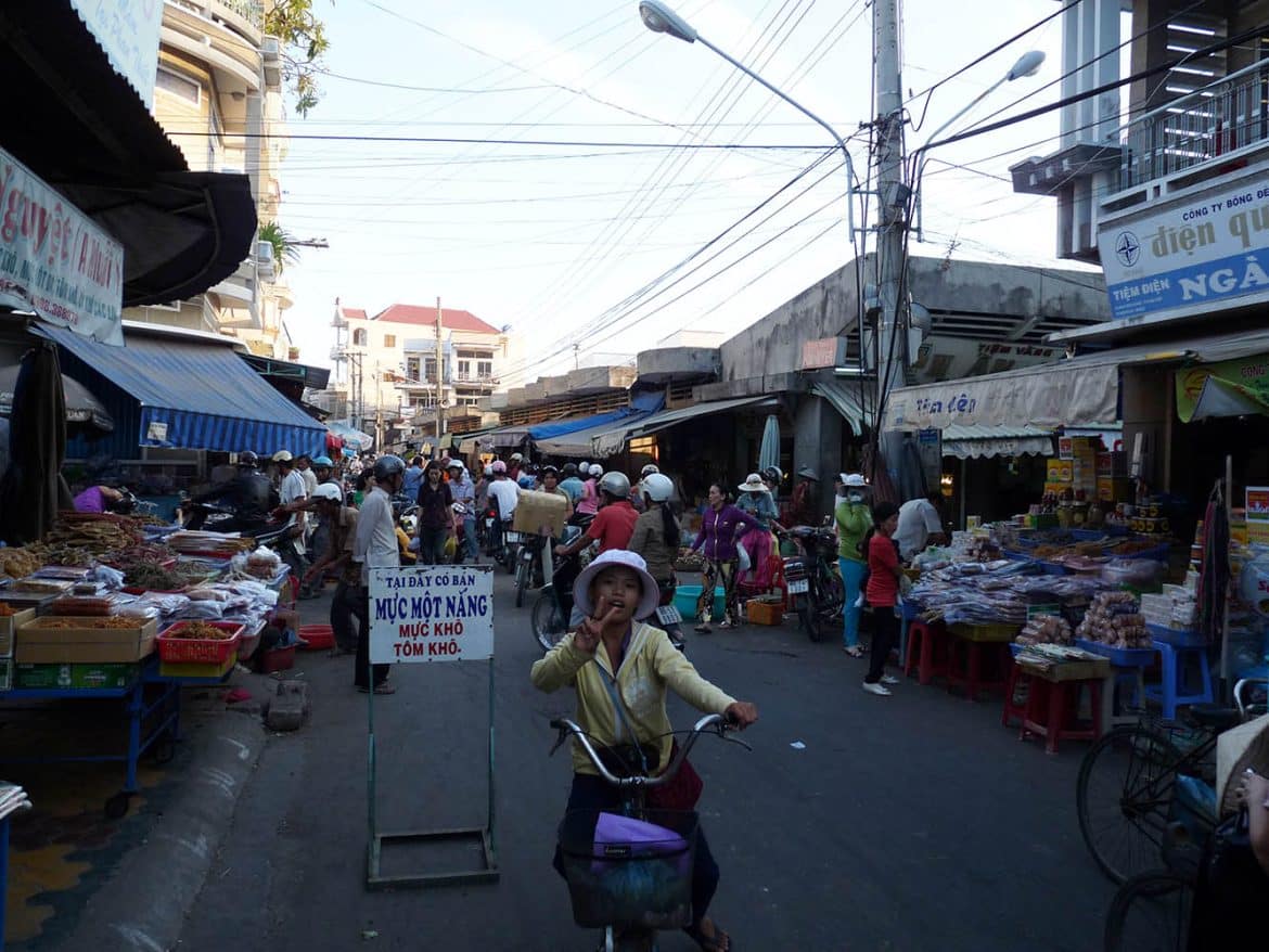 Dans les rues près du marché couvert de Phan Thiet au Vietnam