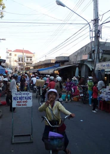 Dans les rues près du marché couvert de Phan Thiet au Vietnam