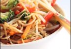 nouilles chinoises aux légumes sautés au wok