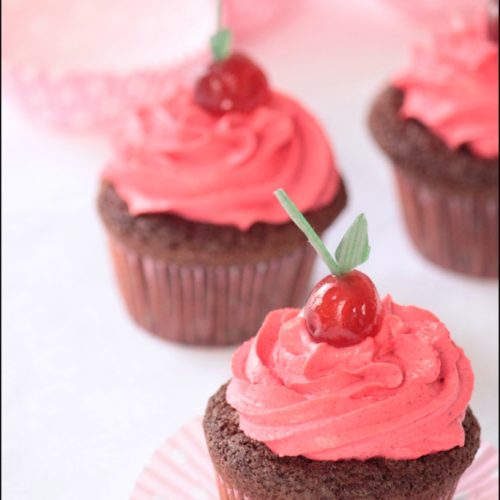 cucake chocolat griottines roses avec une cerise confite sur le gâteau