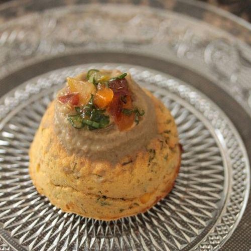 falafel au caviar d'aubergine comme un gâteau