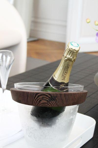 bouteille de Mosaïque Jacquart dans uns eau à champagne verre et bois visite de la maison de Champagne Jacquart