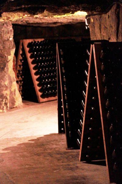 couloirs et pupitres dans une cave de champagne visite de la maison de Champagne Jacquart