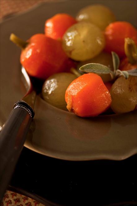 carottes rondes et raisins étuvés dans le beurre et la sauge