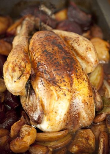 La recette du poulet rôti au four, choisir le poulet, préparation et cuisson.