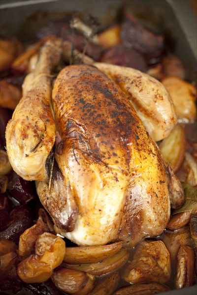 La recette du poulet rôti au four, choisir le poulet, préparation et cuisson. 