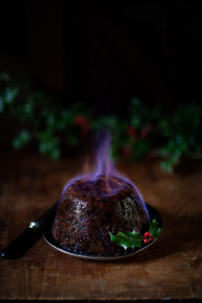 La recette du Christmas Pudding: servir le Christmas Pudding flambé au cognac