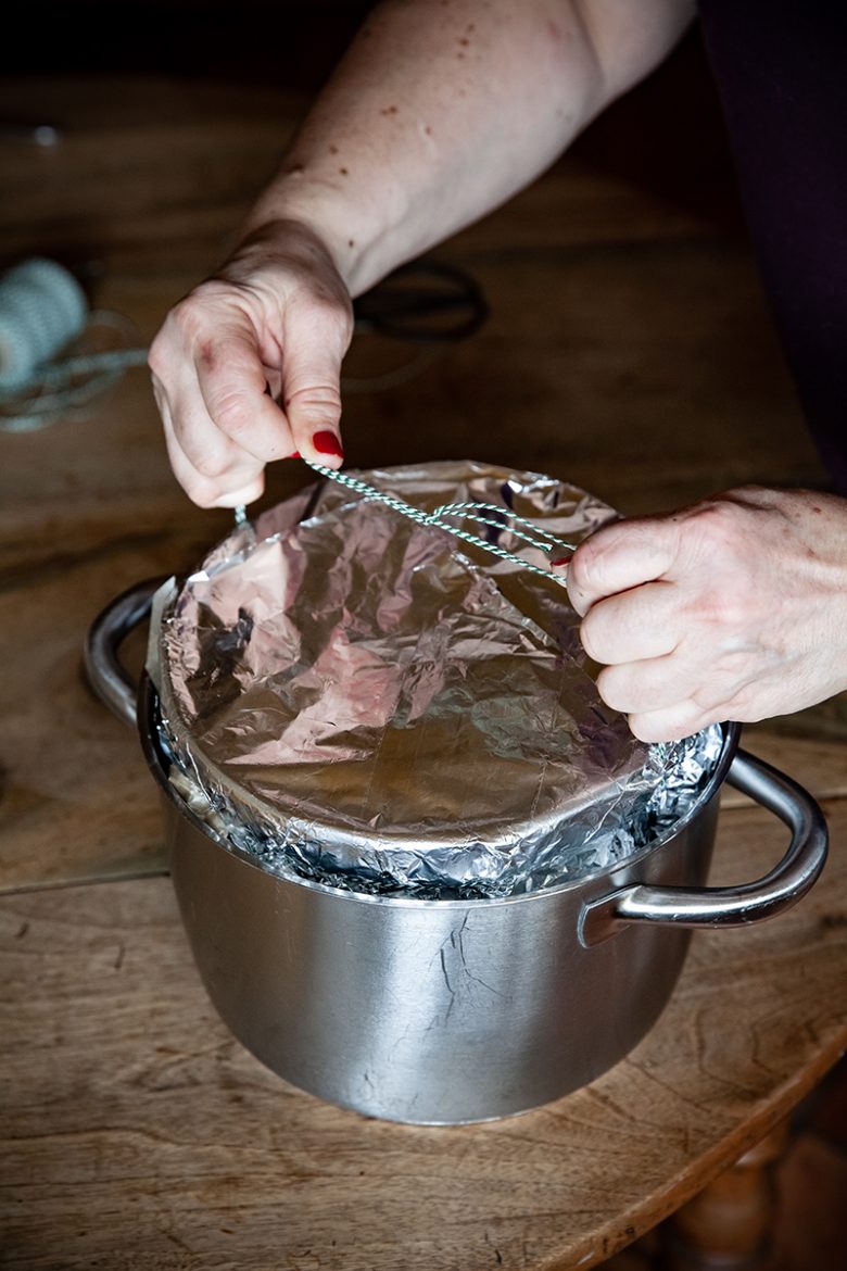 Le Christmas Pudding cuit dans un bain-marie pendant 8 heures