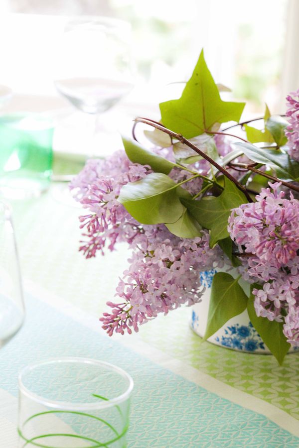 Bouquet de lilas décorant ma table de Pâques