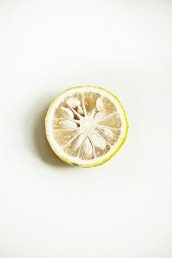 un citrus yuzu coupé en deux