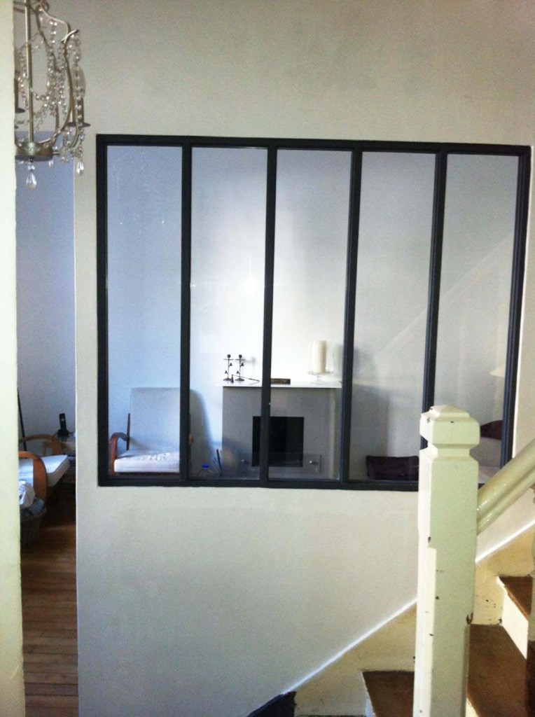 Comment créer de l'espace dans un petit appartement en perçant une fenêtre dans le salon?