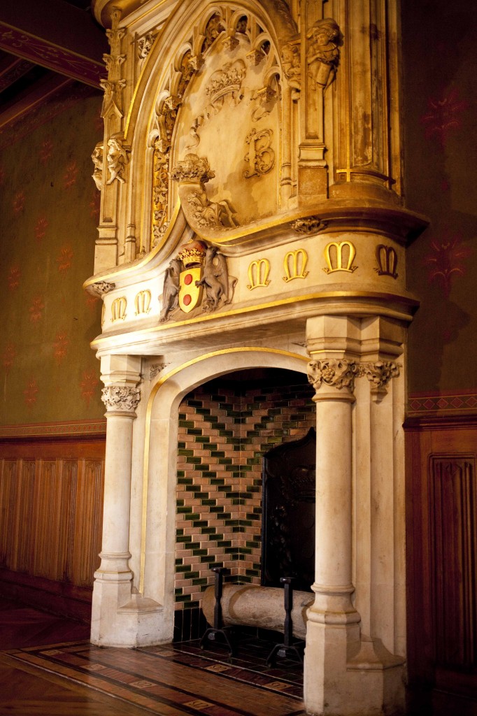 Château de Courtanvaux cheminée de la salle à manger 1