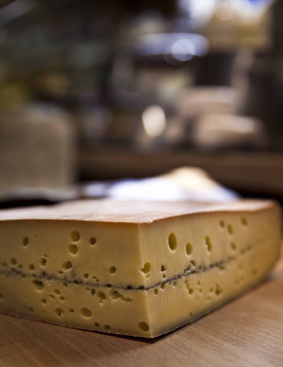 Morbier du Jura, un fromage au lait cru AOP originaire de Fanche-Comté