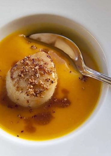 La version du Chef Dorian Wicart: crème de potimarron aux Saint-Jacques, chapelure de noisettes (que j'ai remplacée par de la chataigne)