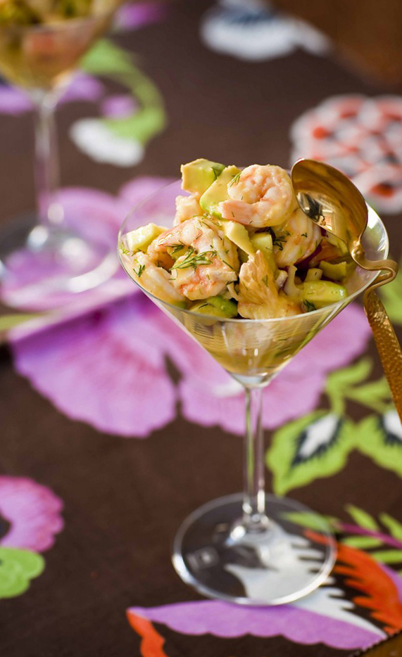 recette de salade cocktail crevettes pamplemousse dans un verre à cosmopolitan