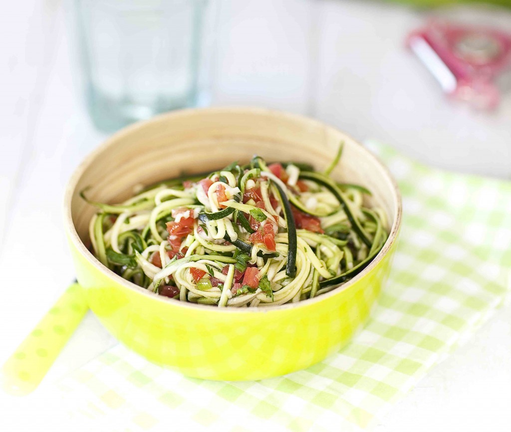 La recette d'une salade de courgettes taillées en spaghetti, marinées à la sauce chien d'origine antillaise. 