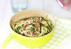 La recette d'une salade de courgettes taillées en spaghetti, marinées à la sauce chien d'origine antillaise.