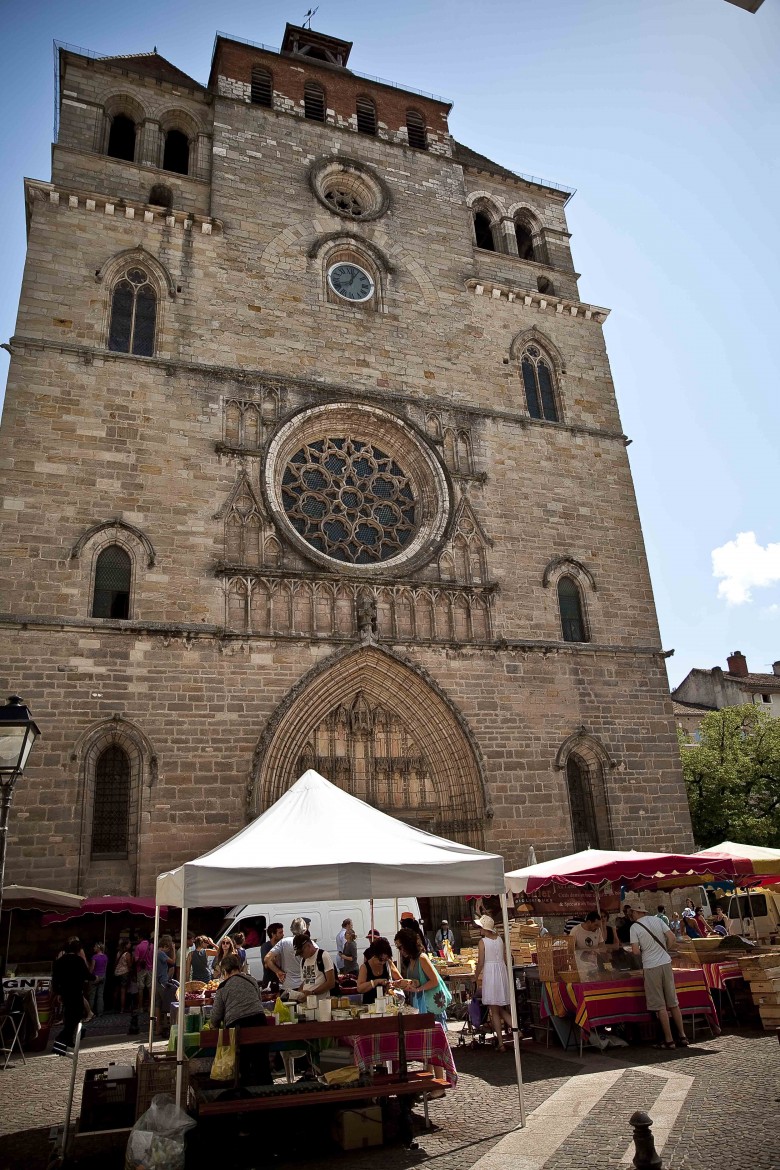 Cahors: la Cathédrale jour de marché