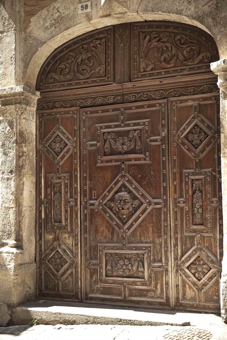 Dans le vieux Cahors, une porte ancienne