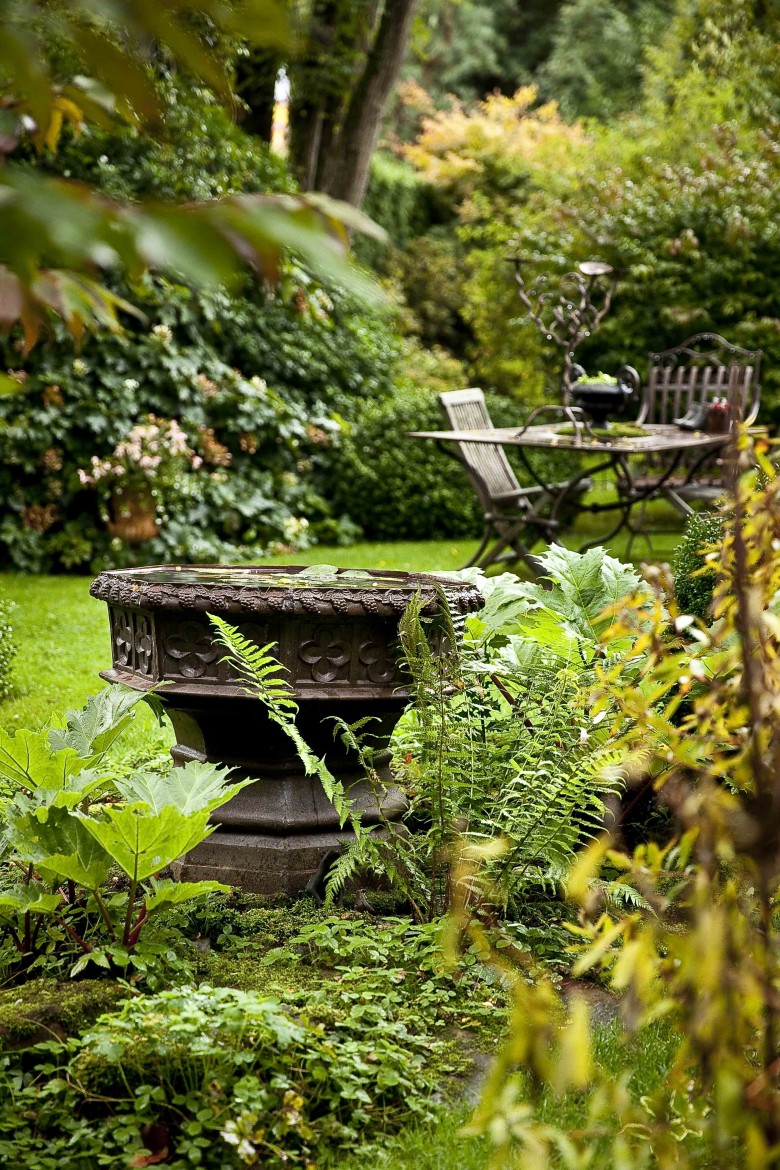 Les images du Jardin Retiré à Bagnoles de l'Orne, vasque en fonte