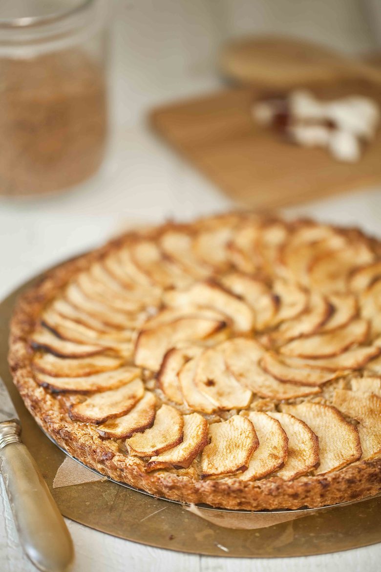 Un dessert d'automne qui allie la tradition à l'exotisme : la tarte aux pommes reinettes de Normandie à la noix de coco.
