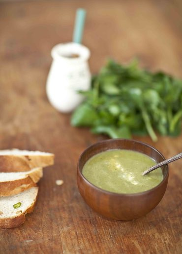 Soupe de queues de cresson crème à la moutarde ancienne, pain blanc aux pistaches par Anne Demay-Reverdy pour le blog culinaire Panier de Saison