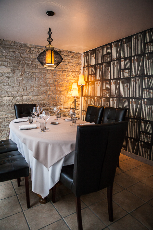Restaurant L'Angle St Laurent restaurant à Bayeux : la salle privatisable, aux allures de bibliothèque