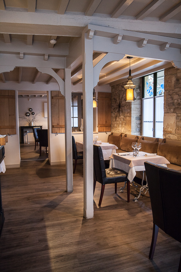 Restaurant L'Angle St Laurent restaurant à Bayeux : une salle de restaurant au charme normand, clair et raffiné