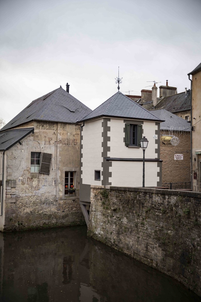 La plus petite maison gîte de France à Bayeux est une tourelle donnant sur la rivière. 