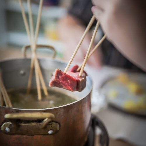 Recette de fondue bourguignonne : quelle viande, quelles sauces et quel accompagnement choisir ?