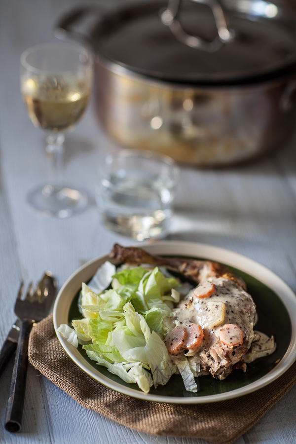Un plat de viande reconnu dans la gastronomie française : le lapin à la moutarde à l'ancienne.