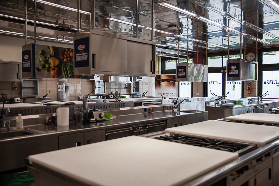 les cuisines où sont formés les chefs aux pâtes et à la cuisine italienne à l'Academia Barilla