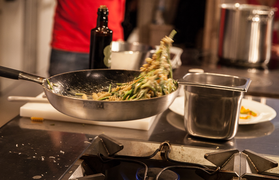 La spadellata, l'art de faire sauter les pâtes dans la sauce à la poêle, un des secrets des chefs italiens. 
