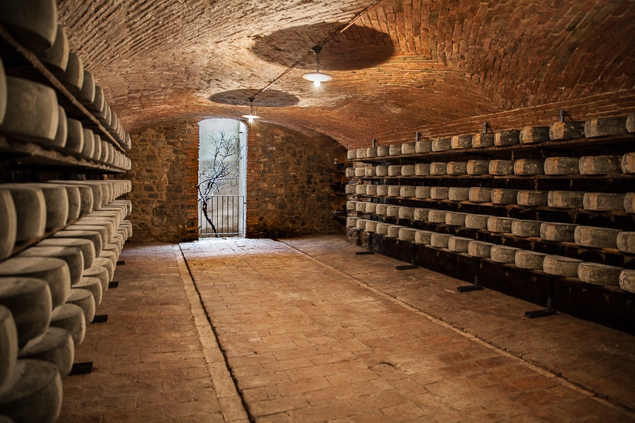 Cave de maturation traditionnelle ancienne du parmesan. 