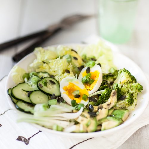 Recette de salade aux légumes verts de printemps et oeuf mollet