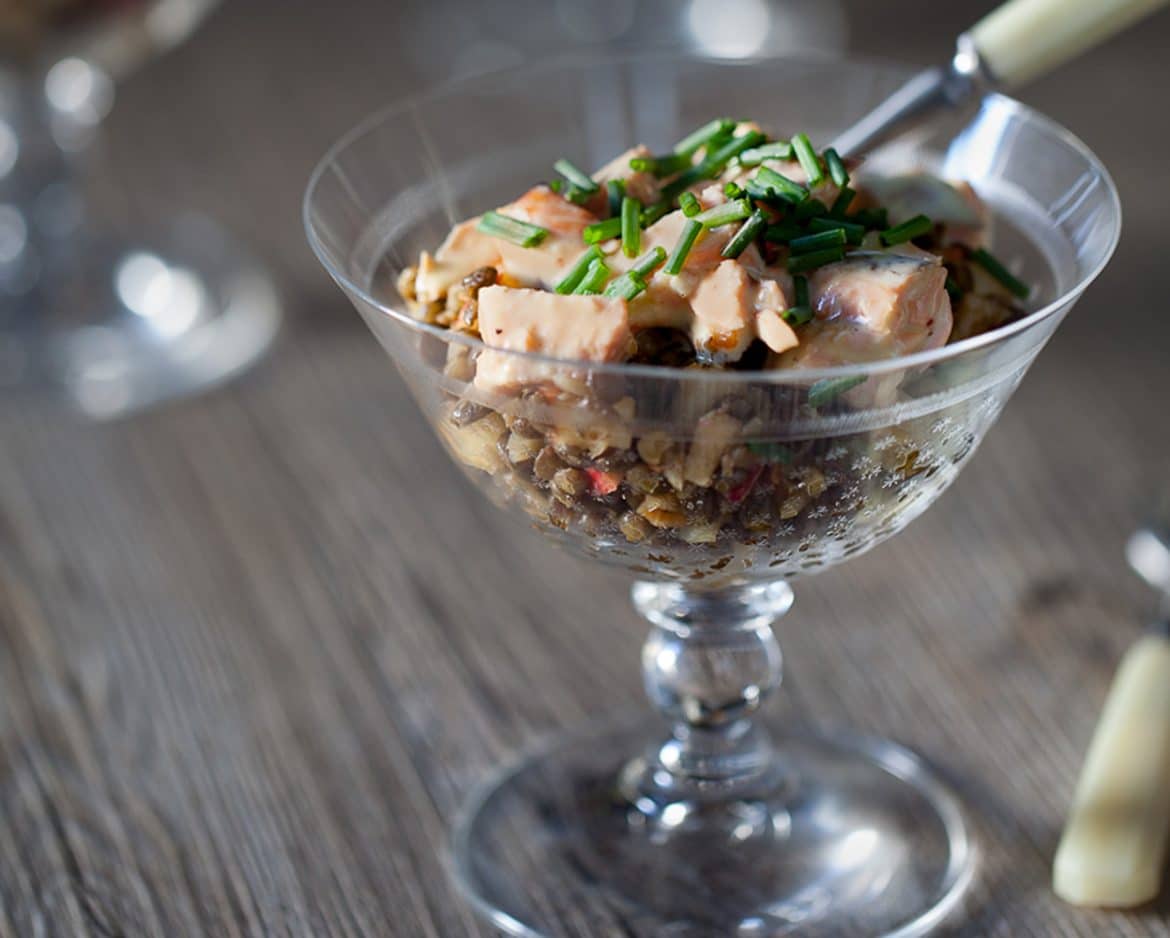 Salade de lentilles au saumon, sauce mayonnaise. Une recette facile et rapide d'entrée. 