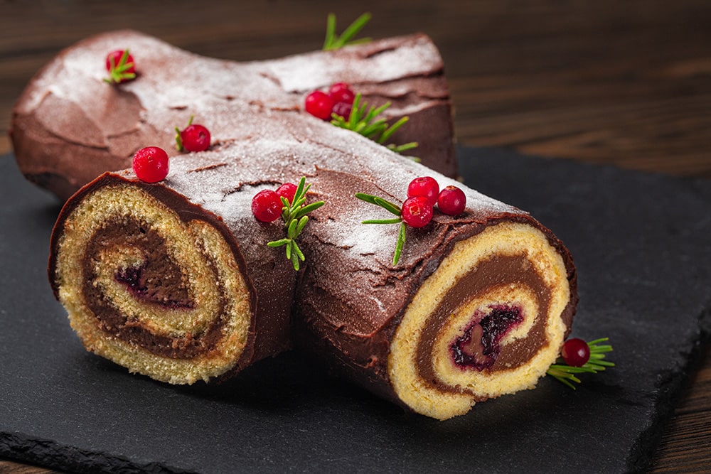 La bûche de Noël traditionnelle, un gâteau roulé fourrée à la crème et décoré sous forme de bois d'arbre
