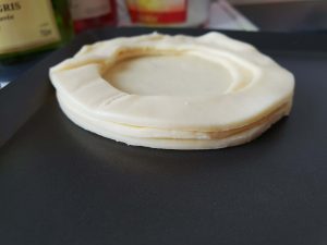 Empilage des cercles de pâte feuilletée pour faire une croustade de pâte feuilletée