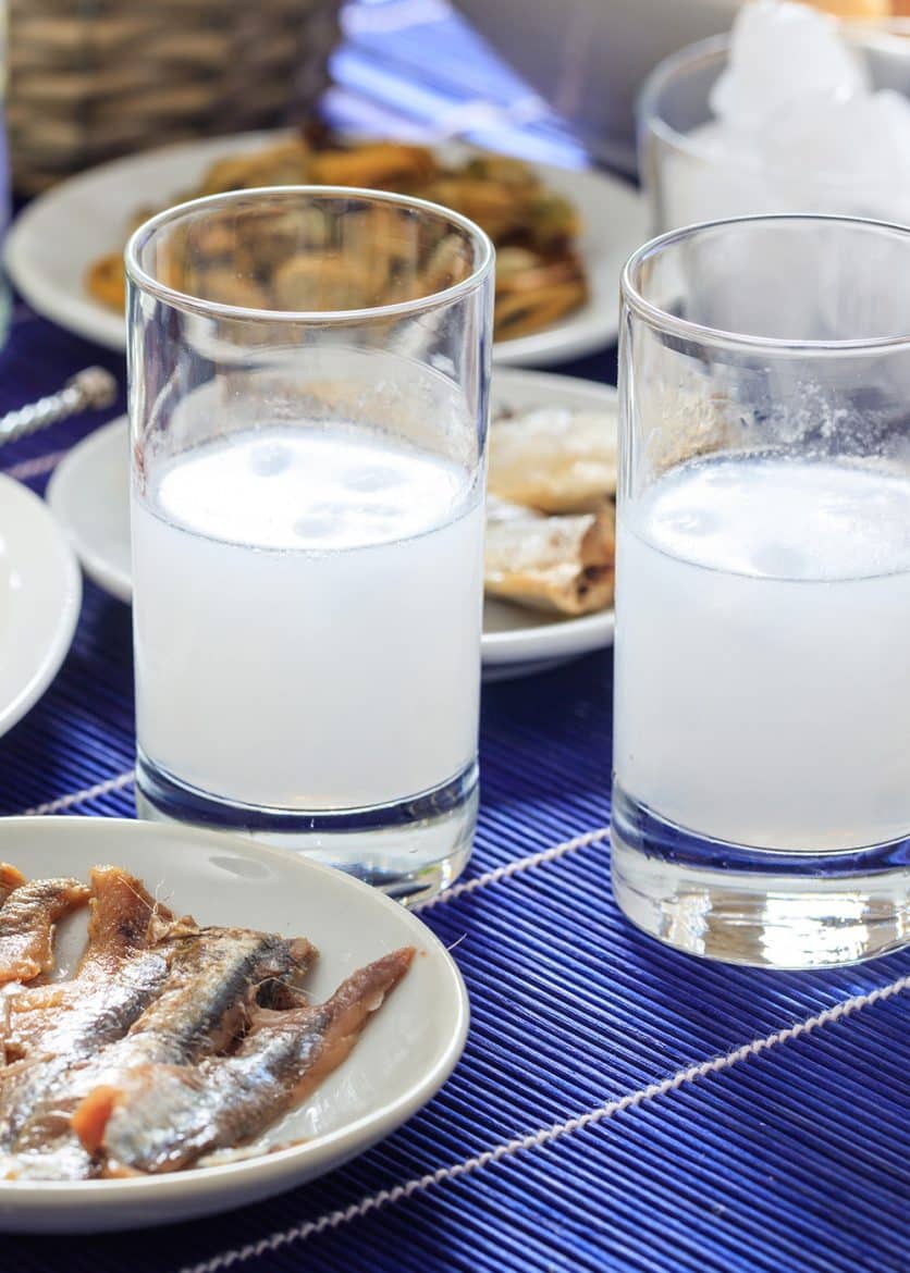 Verres d'ouzo à l'apéritif, boisson grecque  à l'anis 