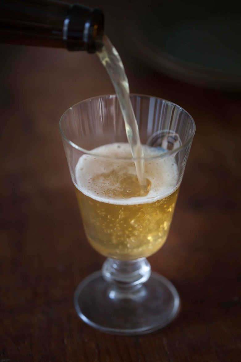 Bière blonde non filtrée servie dans un verre calice