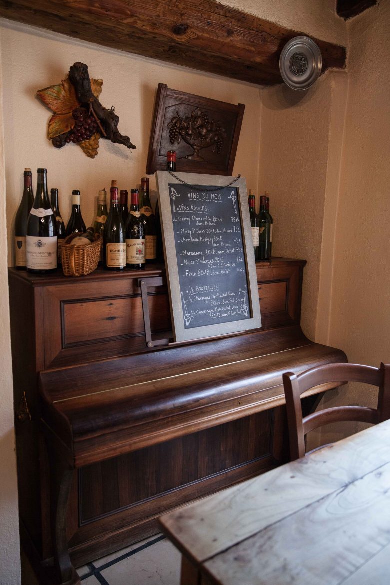 Le piano à l'auberge du Vieux Vigneron à Corpeaux