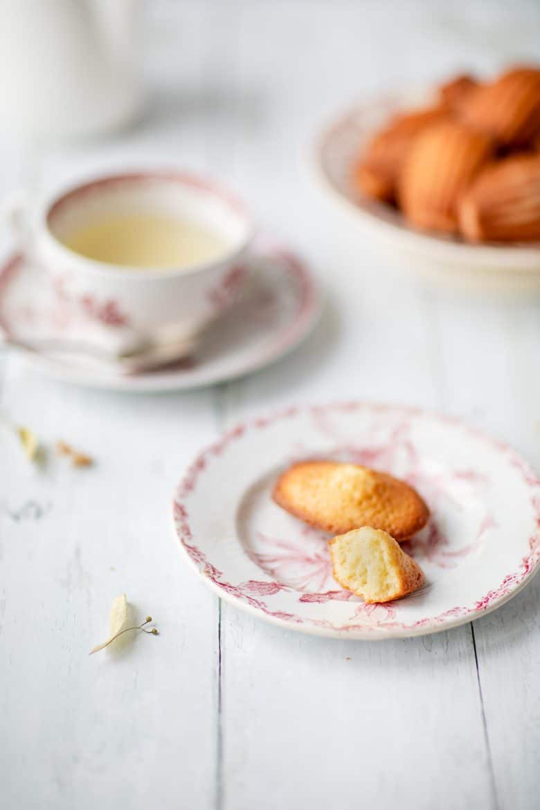 Les madeleines, trempée dans du thé ou une tisane de tilleul comme Proust. La recette traditionnelle; 