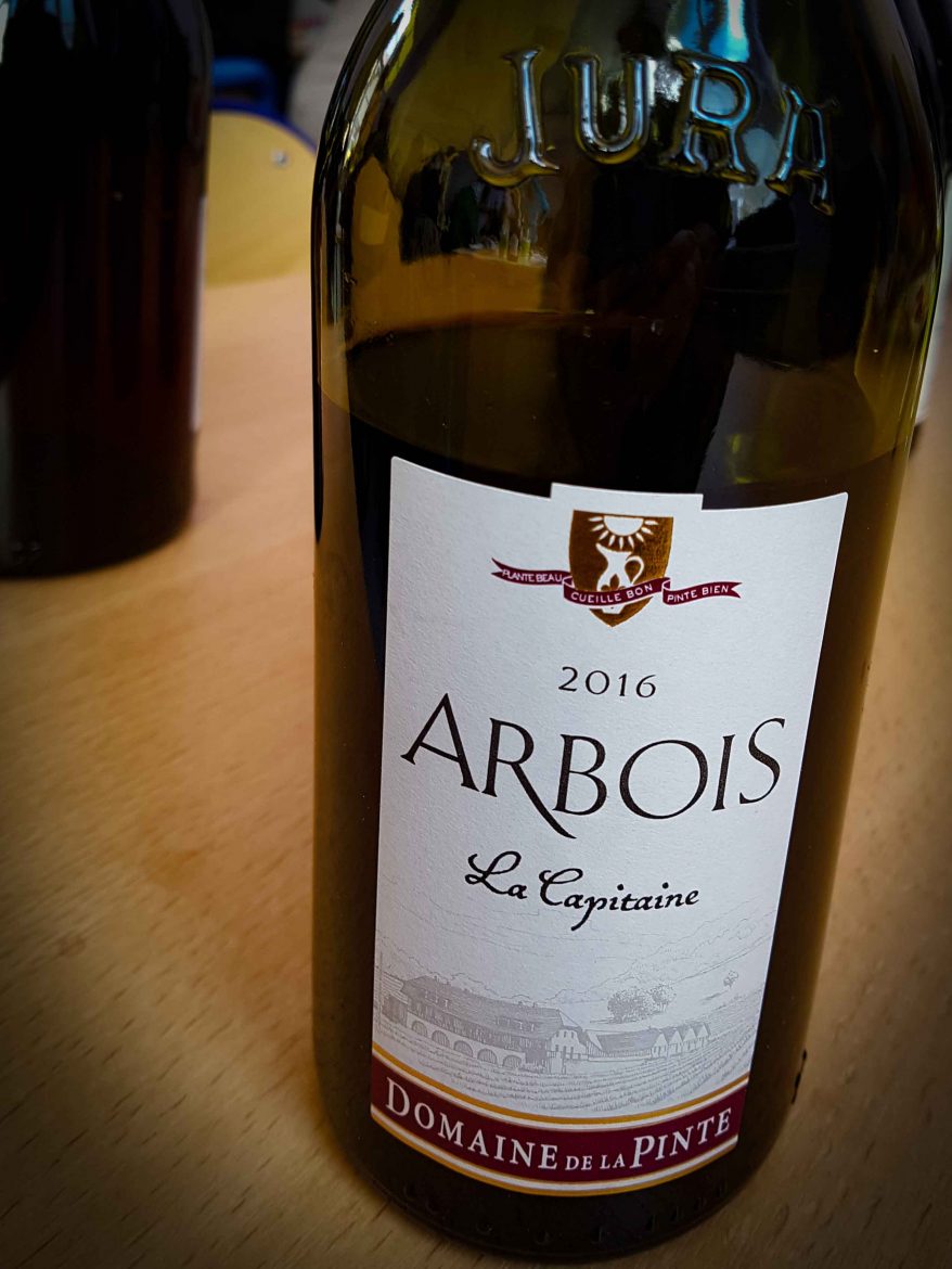 bouteille de vin d’Arbois rouge, la Capitaine du domaine de la pinte