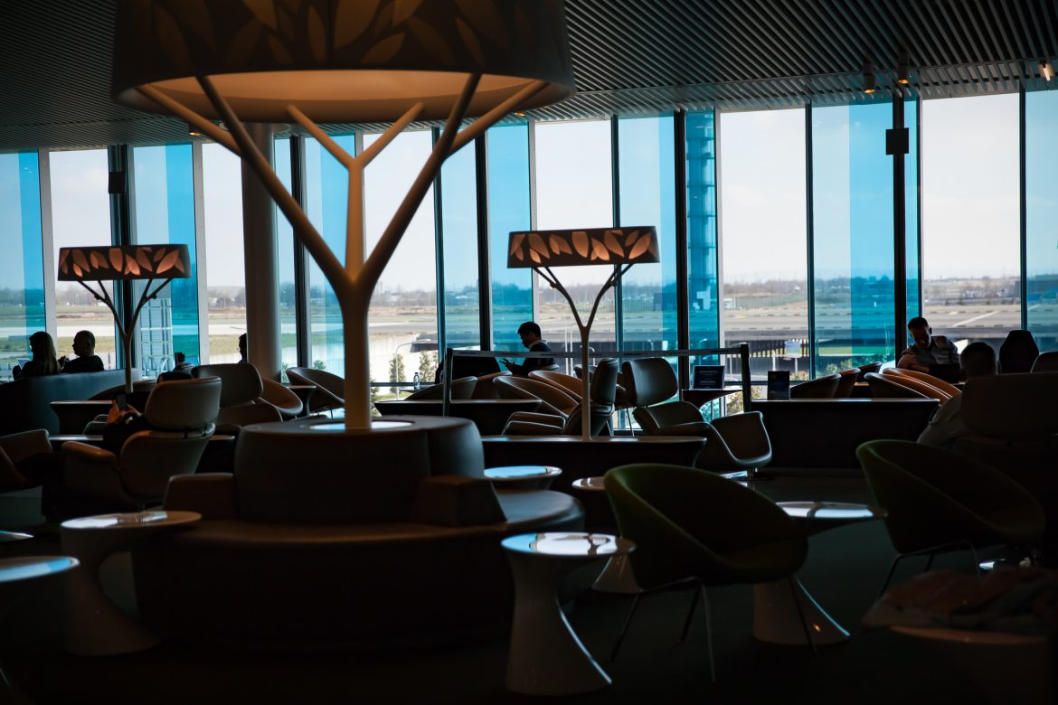 vitres panoramique sur les pistes du lounge Air France Roissy Terminal 2E hall M