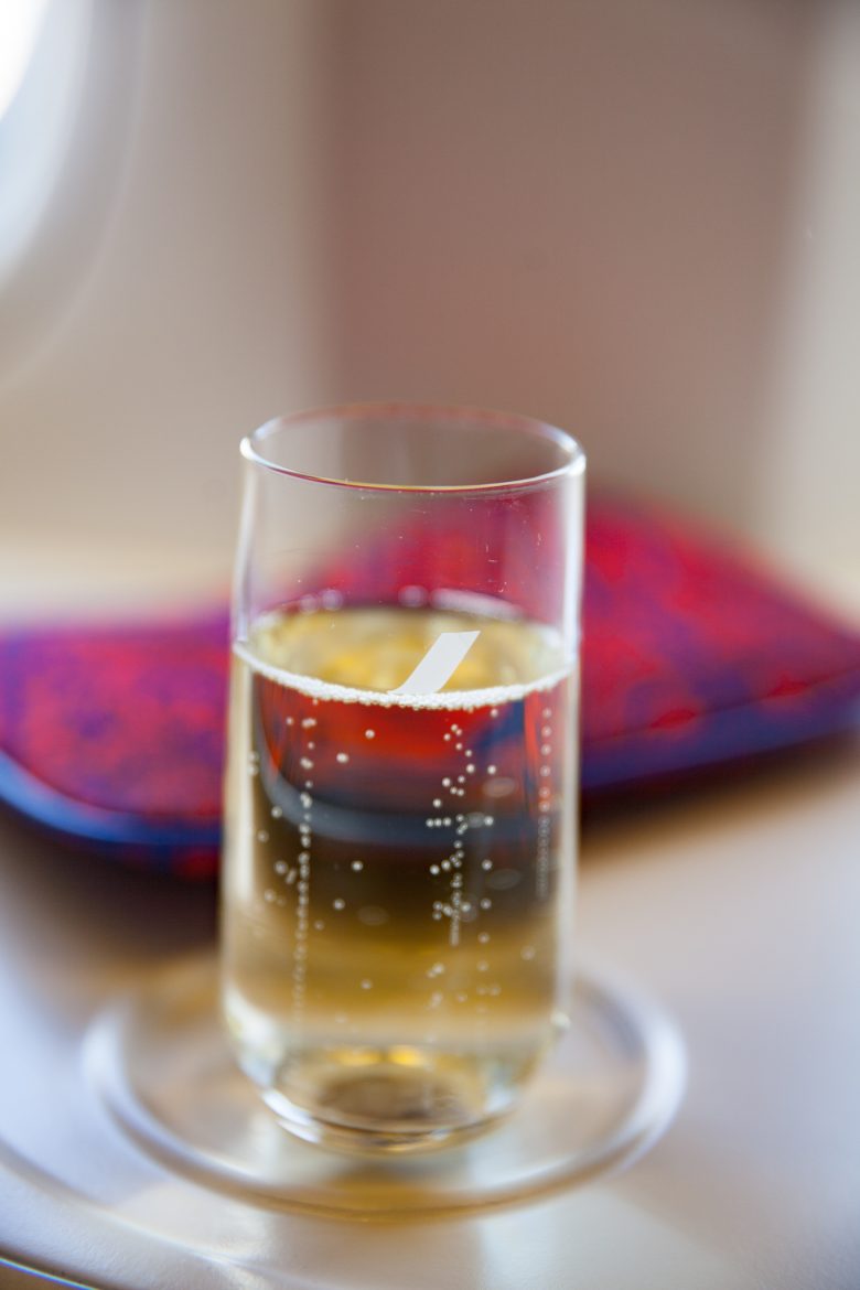 le verre de champagne servi à l'accueil en cabine Best Business Air France